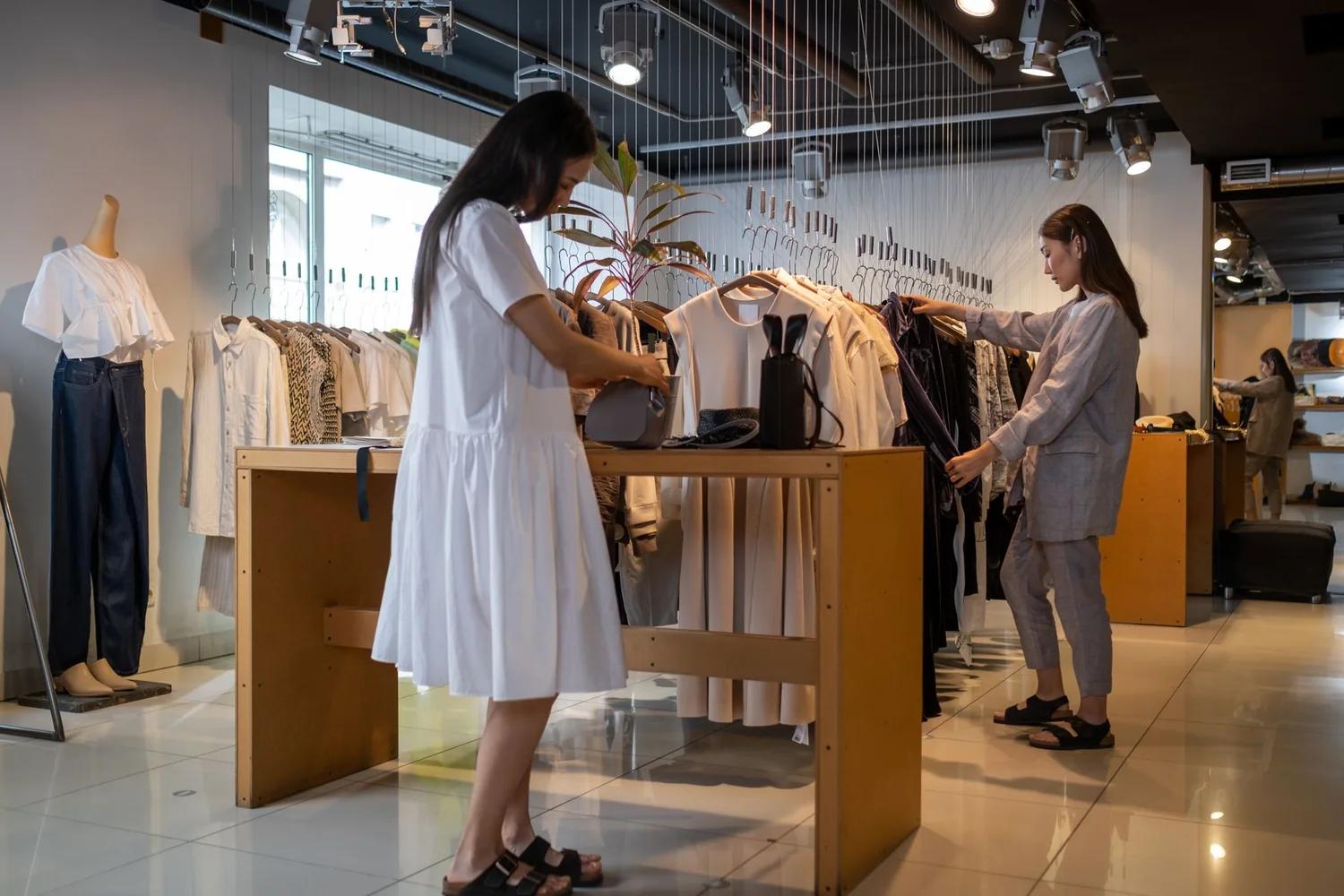 Müşterisinin ürünleri incelediği butik mağaza Müşterisinin ürünleri incelediği butik mağaza