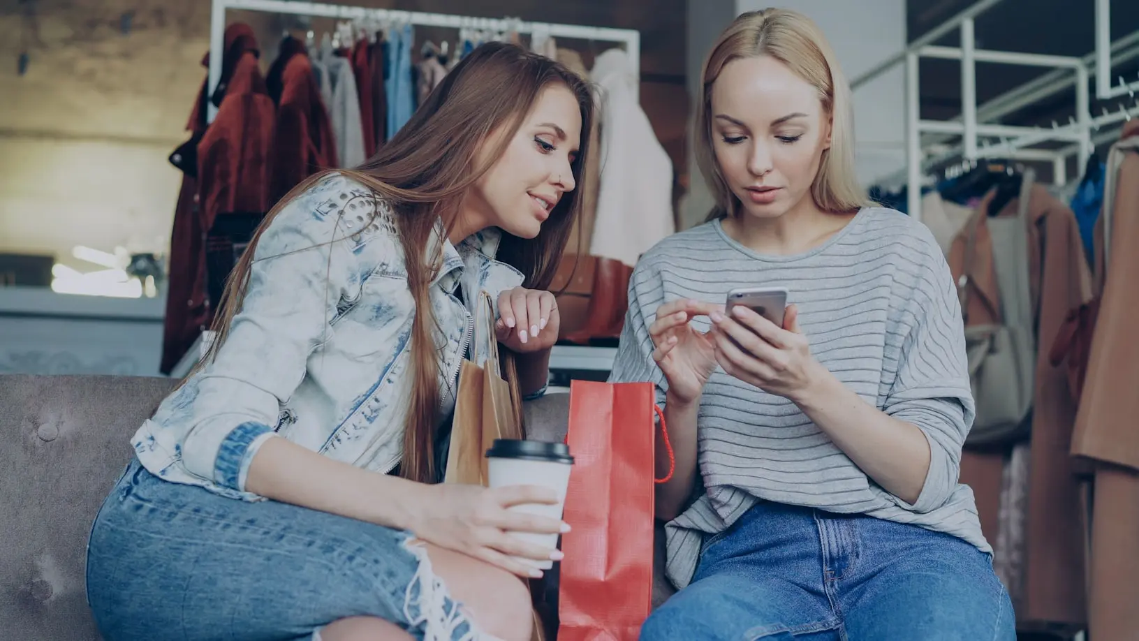 Telefonundan gelen ödeme linkini açan müşteriler Telefonundan gelen ödeme linkini açan müşteriler