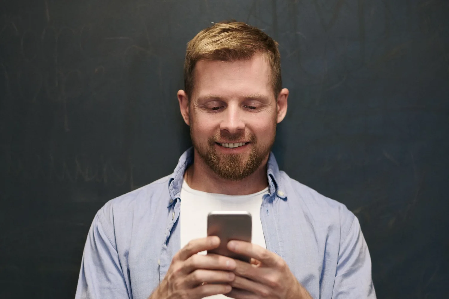 Telefonuna gelen ödeme bağlantısını açan müşteri Telefonuna gelen ödeme bağlantısını açan müşteri